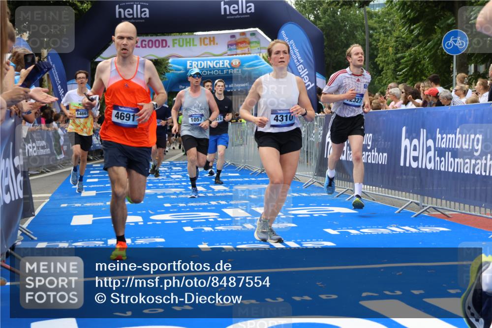 29.06.2025 - hella hamburg halbmarathon Strokosch-Dieckow http://msf.ph/oto/8487554 29.06.2025 10:44:25 Ziel 1057, 1220, 1902, 3305, 4310, 4691, 7191, 7322, 8928, 12327, 12528, 12554, 14464, 14667, 15862, 16547, 16803, 17097, 17729, 18765, 18806 meine-sportfotos.de