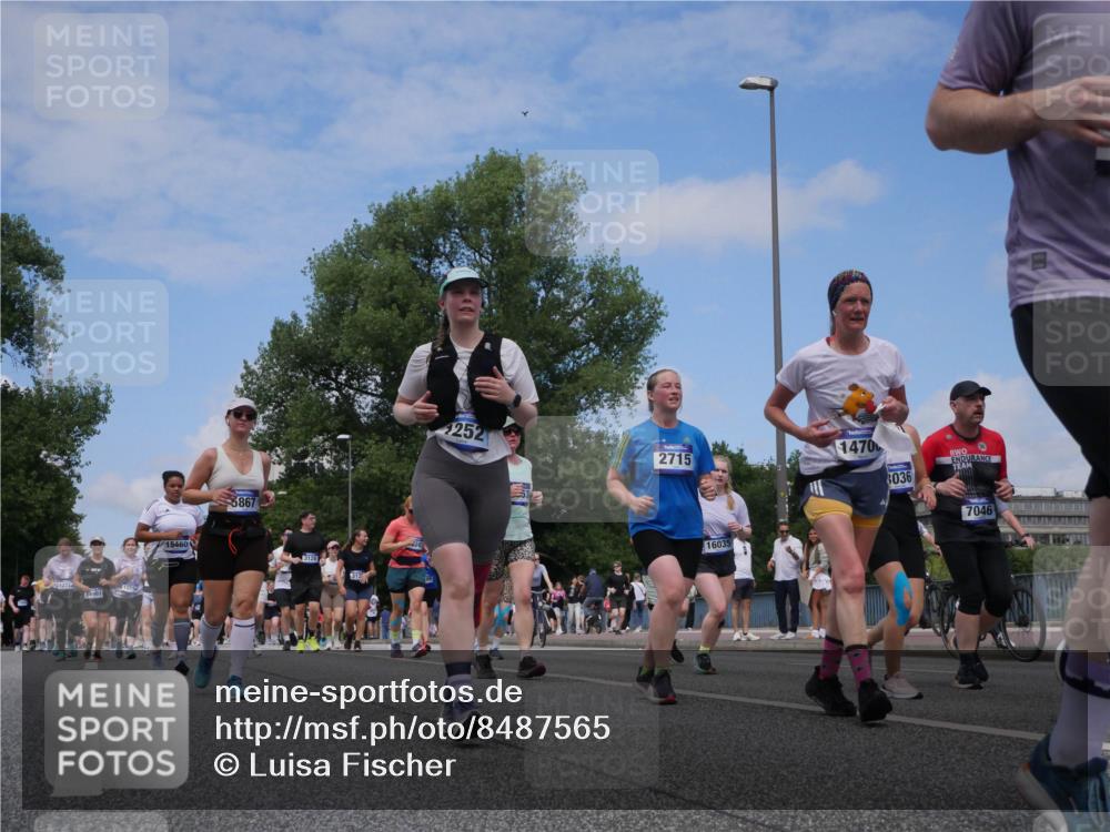 29.06.2025 - hella hamburg halbmarathon Luisa Fischer http://msf.ph/oto/8487565 29.06.2025 11:25:46 Kennedybrücke 12714, 1271, 15460, 5867, 3128, 1252, 1470, 2715, 16035, 6036, 7046, 1252, 2446, 2710, 2715, 3036, 3664, 3665, 5867, 6069, 6889, 7540, 9049, 9623, 10699 meine-sportfotos.de