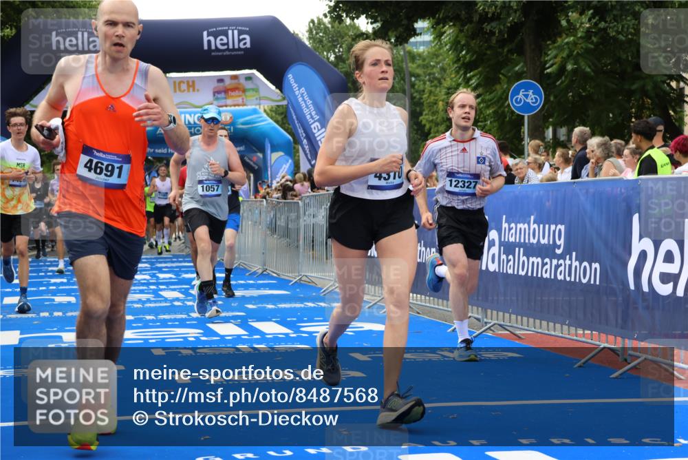 29.06.2025 - hella hamburg halbmarathon Strokosch-Dieckow http://msf.ph/oto/8487568 29.06.2025 10:44:26 Ziel 1057, 1468, 1902, 3305, 4310, 4691, 7191, 7322, 7710, 8928, 12327, 12554, 14464, 14667, 15862, 16803, 17097, 17729, 18765, 18806 meine-sportfotos.de