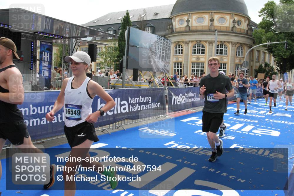 29.06.2025 - hella hamburg halbmarathon Michael Strokosch http://msf.ph/oto/8487594 29.06.2025 10:44:01 Ziel 1558, 3907, 4981, 6705, 8063, 8145, 8900, 9081, 10493, 10596, 11809, 12438, 12966, 15383, 16549, 17376, 17403, 17516, 18678 meine-sportfotos.de