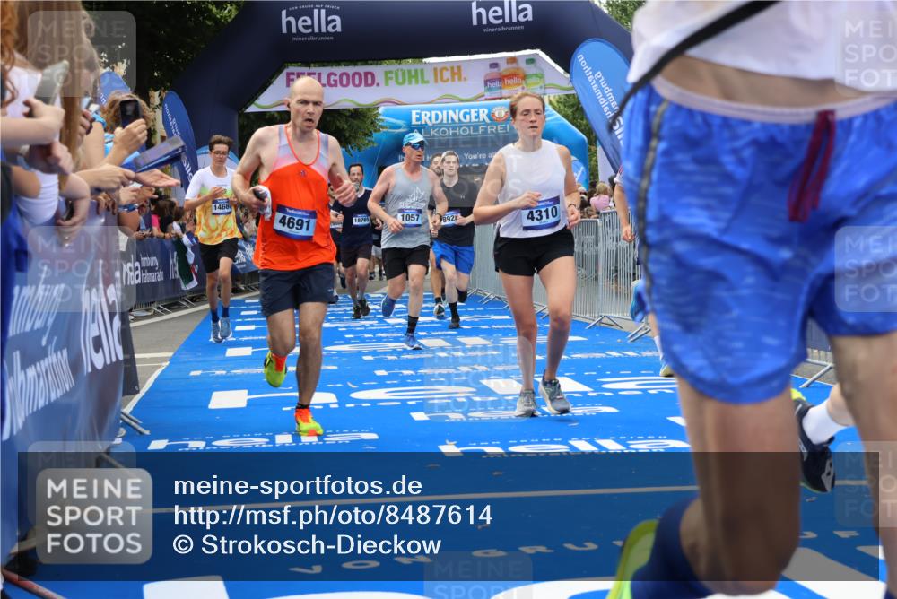 29.06.2025 - hella hamburg halbmarathon Strokosch-Dieckow http://msf.ph/oto/8487614 29.06.2025 10:44:25 Ziel 1057, 1220, 1902, 3305, 4310, 4691, 7191, 7322, 8928, 12327, 12528, 12554, 14464, 14667, 15862, 16547, 16803, 17097, 17729, 18765, 18806 meine-sportfotos.de