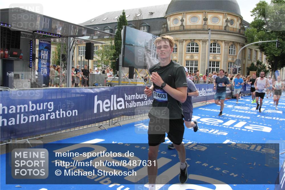 29.06.2025 - hella hamburg halbmarathon Michael Strokosch http://msf.ph/oto/8487631 29.06.2025 10:44:01 Ziel 1558, 3907, 4981, 6705, 8063, 8145, 8900, 9081, 10493, 10596, 11809, 12438, 12966, 15383, 16549, 17376, 17403, 17516, 18678 meine-sportfotos.de