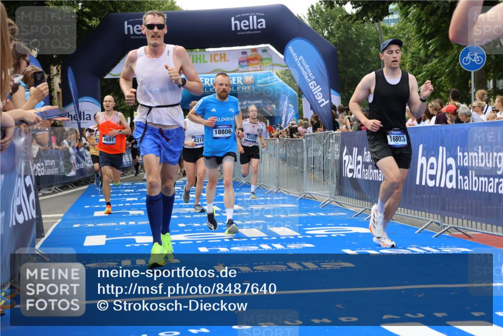 29.06.2025 - hella hamburg halbmarathon Strokosch-Dieckow http://msf.ph/oto/8487640 29.06.2025 10:44:23 Ziel 1057, 1220, 1413, 1902, 4310, 4691, 5275, 7191, 7322, 8928, 9444, 12327, 12528, 12554, 14464, 14667, 16547, 16803, 16893, 17729, 18765, 18806 meine-sportfotos.de