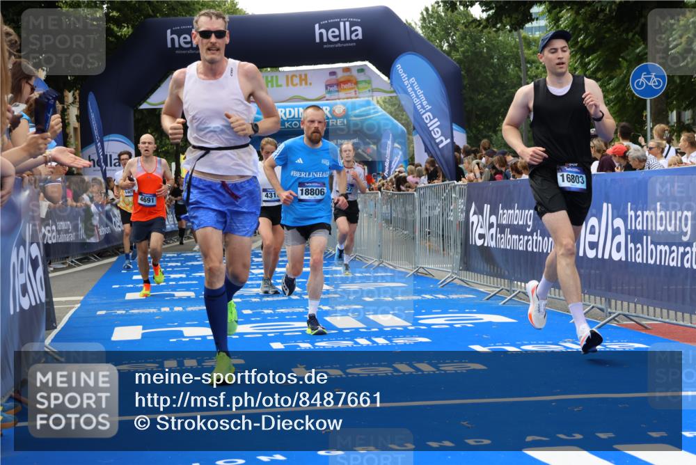 29.06.2025 - hella hamburg halbmarathon Strokosch-Dieckow http://msf.ph/oto/8487661 29.06.2025 10:44:23 Ziel 1057, 1220, 1413, 1902, 4310, 4691, 5275, 7191, 7322, 8928, 9444, 12327, 12528, 12554, 14464, 14667, 16547, 16803, 16893, 17729, 18765, 18806 meine-sportfotos.de