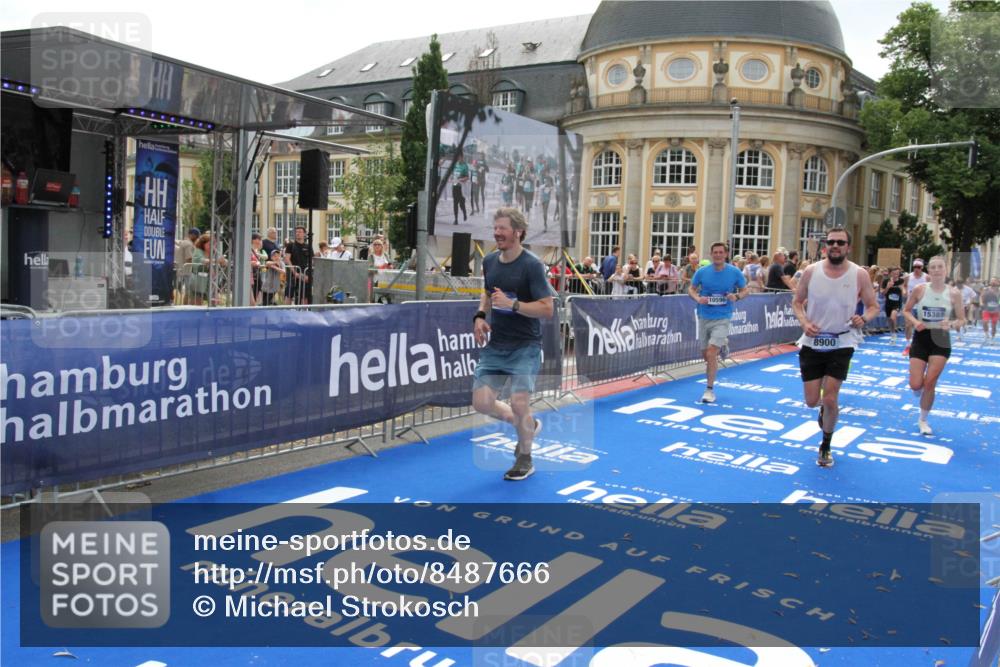 29.06.2025 - hella hamburg halbmarathon Michael Strokosch http://msf.ph/oto/8487666 29.06.2025 10:44:03 Ziel 1558, 4981, 6705, 8063, 8900, 9081, 10596, 11346, 12438, 15383, 16549, 17403, 17516, 17977 meine-sportfotos.de