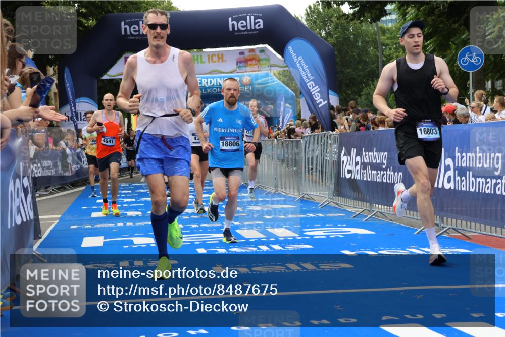 29.06.2025 - hella hamburg halbmarathon Strokosch-Dieckow http://msf.ph/oto/8487675 29.06.2025 10:44:23 Ziel 1057, 1220, 1413, 1902, 4310, 4691, 5275, 7191, 7322, 8928, 9444, 12327, 12528, 12554, 14464, 14667, 16547, 16803, 16893, 17729, 18765, 18806 meine-sportfotos.de