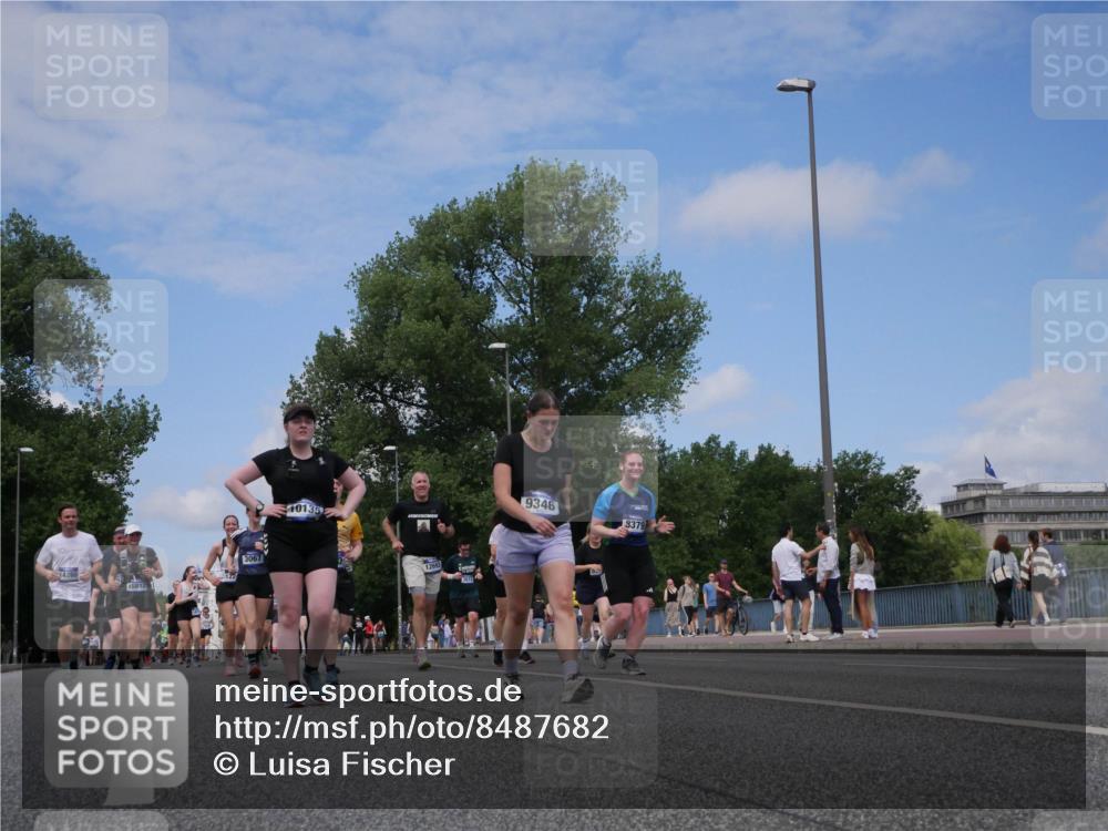 29.06.2025 - hella hamburg halbmarathon Luisa Fischer http://msf.ph/oto/8487682 29.06.2025 11:25:56 Kennedybrücke 10, 3067, 14260, 15812, 9346, 10135, 2, 8379, 12693, 3672, 2658, 3067, 3126, 3128, 3514, 3664, 3665, 5377, 5383, 5723, 6889, 7540, 8044, 8379, 9346, 10135 meine-sportfotos.de
