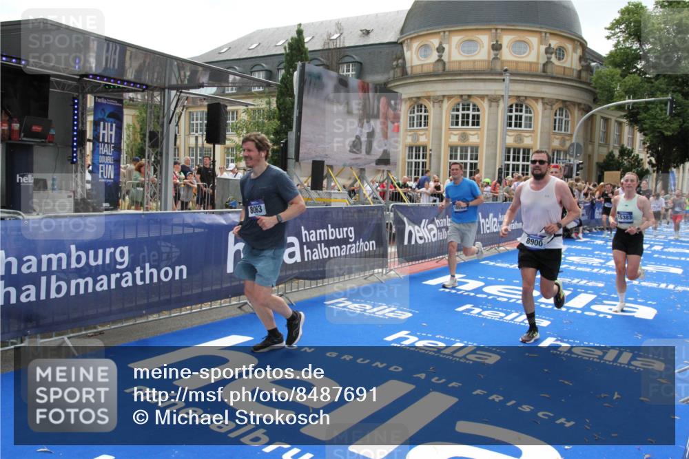 29.06.2025 - hella hamburg halbmarathon Michael Strokosch http://msf.ph/oto/8487691 29.06.2025 10:44:03 Ziel 1558, 4981, 6705, 8063, 8900, 9081, 10596, 11346, 12438, 15383, 16549, 17403, 17516, 17977 meine-sportfotos.de