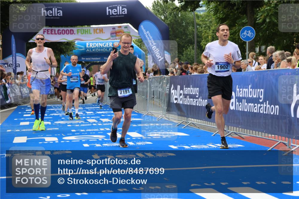 29.06.2025 - hella hamburg halbmarathon Strokosch-Dieckow http://msf.ph/oto/8487699 29.06.2025 10:44:21 Ziel 1057, 1220, 1413, 1415, 1902, 4310, 4691, 5275, 5884, 7191, 8722, 8928, 9444, 12327, 12528, 12554, 14667, 16316, 16547, 16803, 16893, 17729, 18806 meine-sportfotos.de
