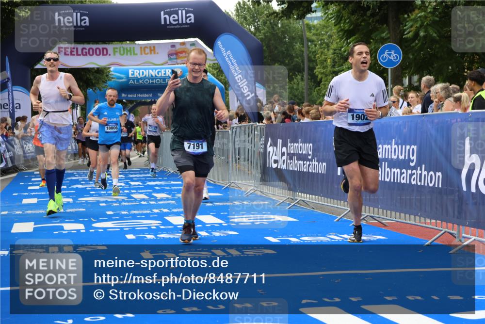 29.06.2025 - hella hamburg halbmarathon Strokosch-Dieckow http://msf.ph/oto/8487711 29.06.2025 10:44:22 Ziel 1057, 1220, 1413, 1415, 1902, 4310, 4691, 5275, 7191, 8722, 8928, 9444, 12327, 12528, 12554, 14464, 14667, 16547, 16803, 16893, 17729, 18806 meine-sportfotos.de