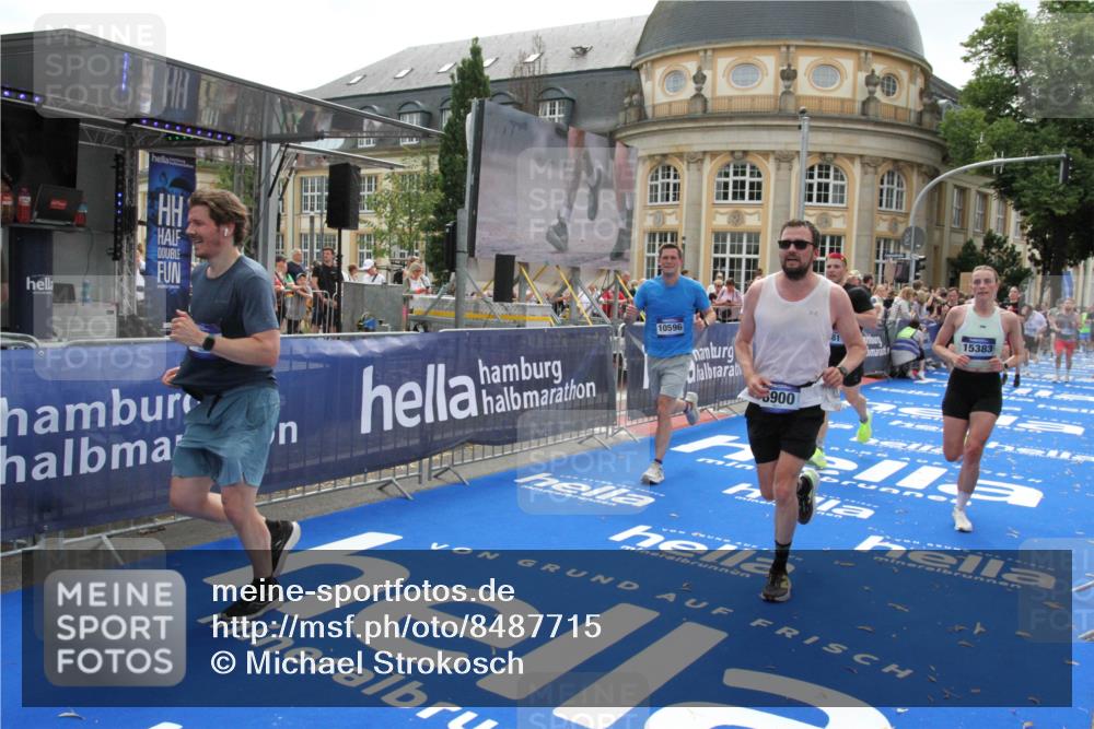 29.06.2025 - hella hamburg halbmarathon Michael Strokosch http://msf.ph/oto/8487715 29.06.2025 10:44:04 Ziel 1558, 2816, 4981, 6705, 8063, 8900, 9081, 10596, 11346, 12438, 13123, 15383, 16697, 17516, 17977, 18004 meine-sportfotos.de