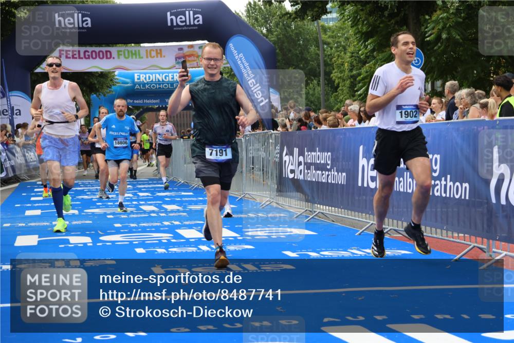 29.06.2025 - hella hamburg halbmarathon Strokosch-Dieckow http://msf.ph/oto/8487741 29.06.2025 10:44:22 Ziel 1057, 1220, 1413, 1415, 1902, 4310, 4691, 5275, 7191, 8722, 8928, 9444, 12327, 12528, 12554, 14464, 14667, 16547, 16803, 16893, 17729, 18806 meine-sportfotos.de