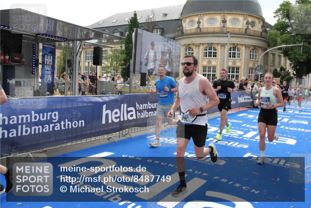 29.06.2025 - hella hamburg halbmarathon Michael Strokosch http://msf.ph/oto/8487749 29.06.2025 10:44:04 Ziel 1558, 2816, 4981, 6705, 8063, 8900, 9081, 10596, 11346, 12438, 13123, 15383, 16697, 17516, 17977, 18004 meine-sportfotos.de
