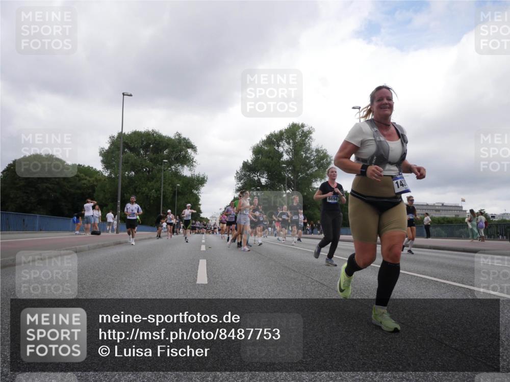 29.06.2025 - hella hamburg halbmarathon Luisa Fischer http://msf.ph/oto/8487753 29.06.2025 10:53:15 Kennedybrücke 6694, 143, 1525, 2927, 3070, 4589, 5997, 6680, 6694, 6989, 8254, 9261, 10060, 10704 meine-sportfotos.de