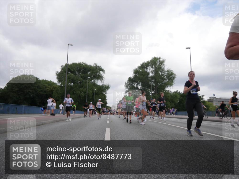 29.06.2025 - hella hamburg halbmarathon Luisa Fischer http://msf.ph/oto/8487773 29.06.2025 10:53:16 Kennedybrücke 5097, 6694, 1525, 2927, 3070, 5997, 6680, 6694, 6989, 7755, 8254, 9261, 10060, 10704 meine-sportfotos.de