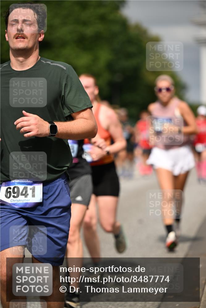 29.06.2025 - hella hamburg halbmarathon Dr. Thomas Lammeyer http://msf.ph/oto/8487774 29.06.2025 10:21:13 Kennedybrücke 1083, 1117, 1137, 1403, 2225, 2860, 2908, 3210, 3450, 3622, 5037, 5390, 5995, 6126, 6128, 6328, 6488, 6520, 6522, 6941, 6948, 7114, 7115, 7291, 7345, 8253, 8309, 8513, 8558, 8895, 8983, 9259, 9647, 9675, 10314, 10317, 10320, 10377, 10592, 10735, 10926 meine-sportfotos.de