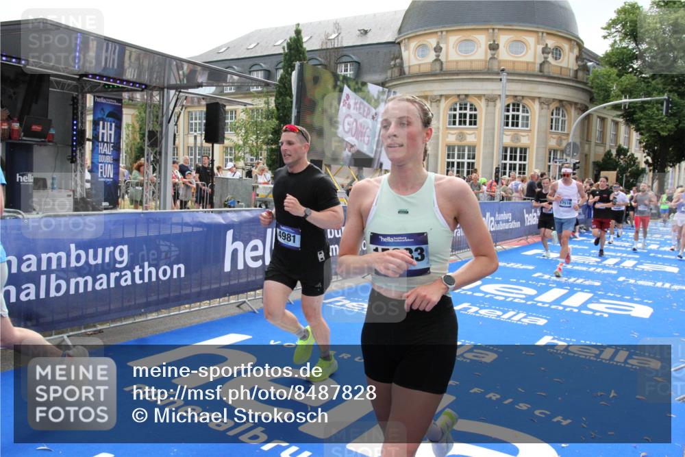 29.06.2025 - hella hamburg halbmarathon Michael Strokosch http://msf.ph/oto/8487828 29.06.2025 10:44:05 Ziel 1391, 1558, 2816, 4981, 6705, 8063, 8900, 9081, 10596, 11346, 13123, 15383, 16506, 16697, 17516, 17977, 18004 meine-sportfotos.de