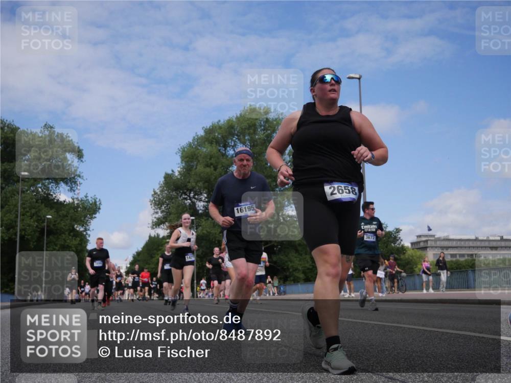 29.06.2025 - hella hamburg halbmarathon Luisa Fischer http://msf.ph/oto/8487892 29.06.2025 11:26:03 Kennedybrücke 1421, 16195, 2658, 3672, 2078, 2658, 3067, 3514, 5377, 5383, 5723, 6119, 7233, 8348, 8379, 9346, 10135 meine-sportfotos.de