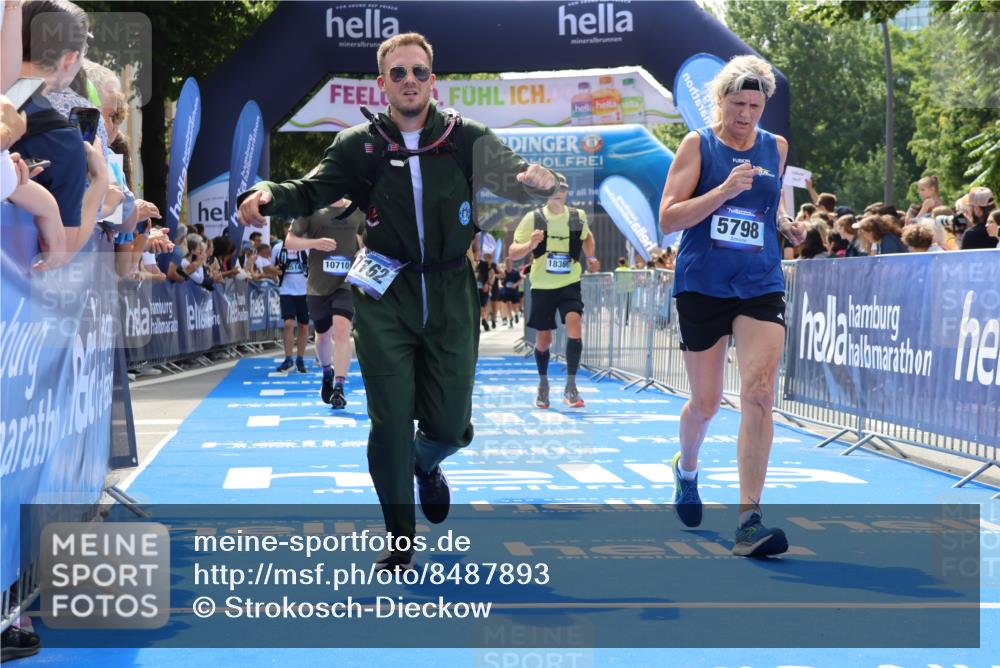29.06.2025 - hella hamburg halbmarathon Strokosch-Dieckow http://msf.ph/oto/8487893 29.06.2025 11:29:49 Ziel 3421, 4154, 4361, 4378, 5437, 5798, 6956, 7162, 9598, 10653, 10710, 11168, 12505, 13842, 15224, 15847, 17560, 18369, 18706 meine-sportfotos.de