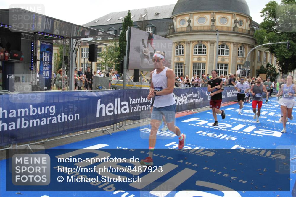 29.06.2025 - hella hamburg halbmarathon Michael Strokosch http://msf.ph/oto/8487923 29.06.2025 10:44:07 Ziel 1391, 1558, 2816, 3021, 4981, 6705, 9081, 11346, 13123, 15383, 16506, 16697, 17516, 17977, 18004 meine-sportfotos.de