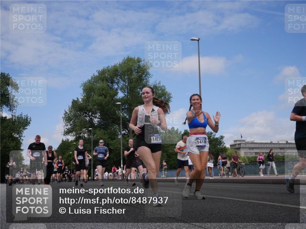 29.06.2025 - hella hamburg halbmarathon Luisa Fischer http://msf.ph/oto/8487937 29.06.2025 11:26:05 Kennedybrücke 3499, 7233, 6119, 14211, 1418, 2078, 2658, 3067, 3514, 5377, 5723, 6119, 7233, 8348, 9346, 10135 meine-sportfotos.de