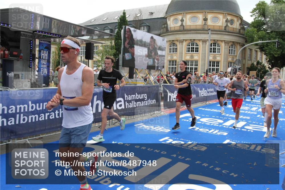 29.06.2025 - hella hamburg halbmarathon Michael Strokosch http://msf.ph/oto/8487948 29.06.2025 10:44:07 Ziel 1391, 1558, 2816, 3021, 4981, 6705, 9081, 11346, 13123, 15383, 16506, 16697, 17516, 17977, 18004 meine-sportfotos.de