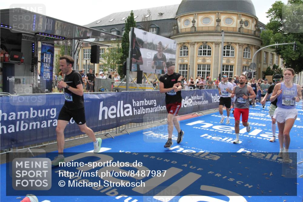29.06.2025 - hella hamburg halbmarathon Michael Strokosch http://msf.ph/oto/8487987 29.06.2025 10:44:08 Ziel 1391, 1558, 2816, 3021, 6705, 9081, 9633, 10193, 10930, 11346, 13123, 16506, 16648, 16697, 17516, 17977, 18004 meine-sportfotos.de