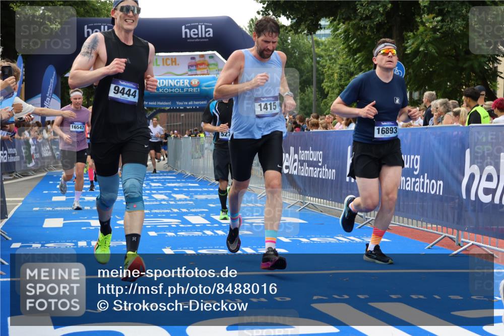 29.06.2025 - hella hamburg halbmarathon Strokosch-Dieckow http://msf.ph/oto/8488016 29.06.2025 10:44:16 Ziel 1220, 1413, 1415, 1902, 4999, 5231, 5275, 5884, 7005, 7191, 8722, 9444, 12159, 12528, 14686, 14687, 15225, 15280, 16301, 16316, 16547, 16803, 16893, 17748, 18691 meine-sportfotos.de