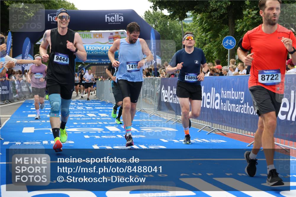 29.06.2025 - hella hamburg halbmarathon Strokosch-Dieckow http://msf.ph/oto/8488041 29.06.2025 10:44:16 Ziel 1220, 1413, 1415, 1902, 4999, 5231, 5275, 5884, 7005, 7191, 8722, 9444, 12159, 12528, 14686, 14687, 15225, 15280, 16301, 16316, 16547, 16803, 16893, 17748, 18691 meine-sportfotos.de