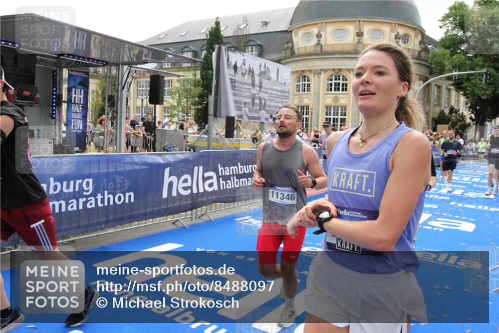 29.06.2025 - hella hamburg halbmarathon Michael Strokosch http://msf.ph/oto/8488097 29.06.2025 10:44:09 Ziel 1391, 1558, 2816, 3021, 5231, 6705, 9081, 9633, 10193, 10930, 11346, 13123, 16506, 16648, 16697, 17516, 17748, 17977, 18004 meine-sportfotos.de