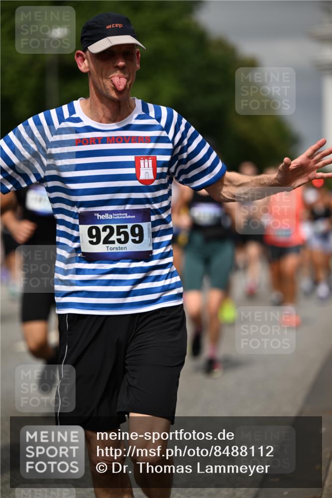 29.06.2025 - hella hamburg halbmarathon Dr. Thomas Lammeyer http://msf.ph/oto/8488112 29.06.2025 10:21:21 Kennedybrücke 1083, 1137, 1403, 2225, 2860, 2908, 3210, 3464, 3466, 3802, 3803, 5390, 5929, 5930, 5995, 6126, 6128, 6328, 6352, 6488, 6520, 6522, 6786, 6941, 7114, 7115, 7291, 7345, 7945, 8210, 8253, 8309, 8558, 8895, 8983, 9259, 9647, 10377, 10460, 10592, 10620, 10735 meine-sportfotos.de