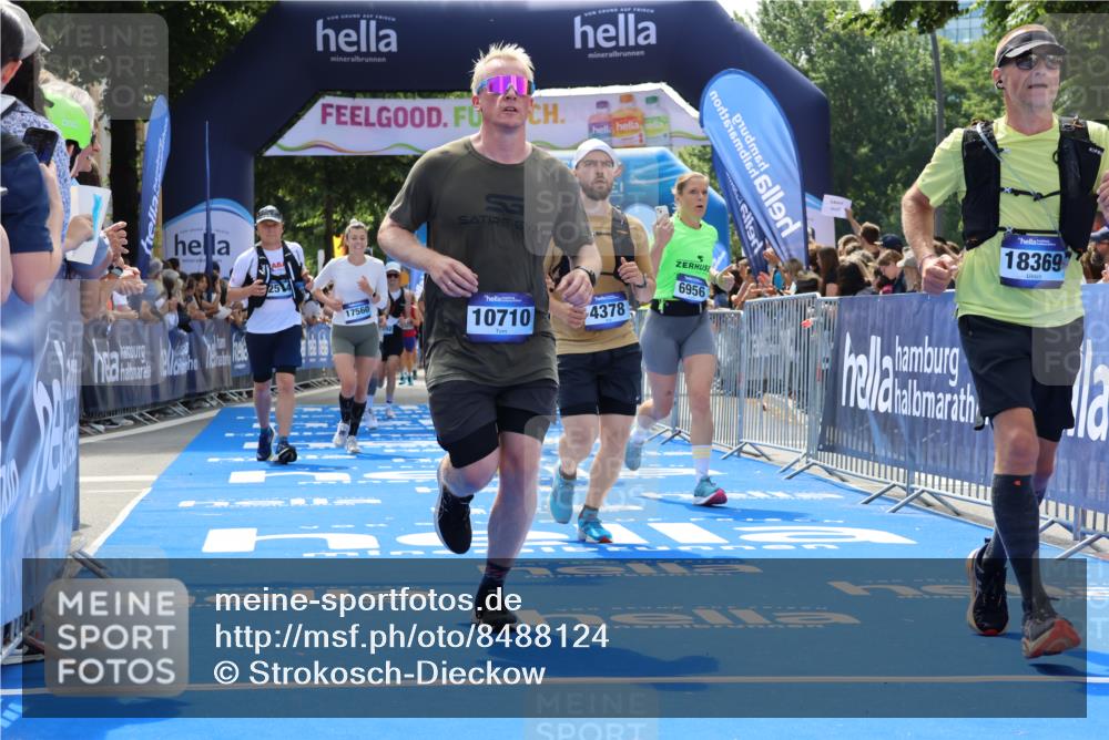29.06.2025 - hella hamburg halbmarathon Strokosch-Dieckow http://msf.ph/oto/8488124 29.06.2025 11:29:52 Ziel 2514, 3421, 4314, 4361, 4378, 5798, 6956, 7162, 10653, 10710, 11168, 12505, 13842, 14392, 15847, 17560, 18369, 18706 meine-sportfotos.de