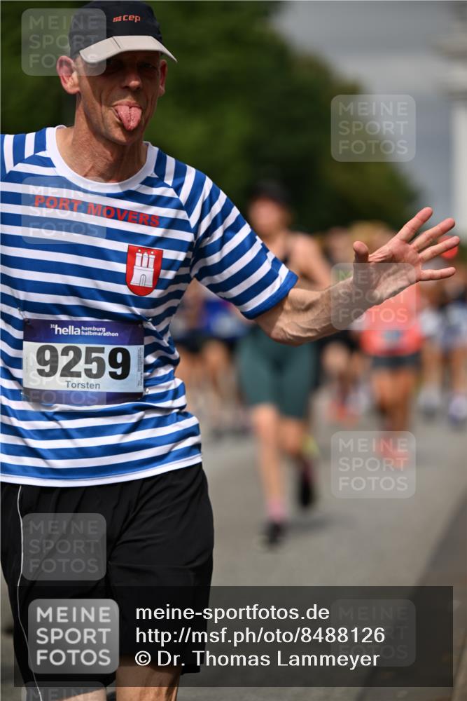 29.06.2025 - hella hamburg halbmarathon Dr. Thomas Lammeyer http://msf.ph/oto/8488126 29.06.2025 10:21:21 Kennedybrücke 1083, 1137, 1403, 2225, 2860, 2908, 3210, 3464, 3466, 3802, 3803, 5390, 5929, 5930, 5995, 6126, 6128, 6328, 6352, 6488, 6520, 6522, 6786, 6941, 7114, 7115, 7291, 7345, 7945, 8210, 8253, 8309, 8558, 8895, 8983, 9259, 9647, 10377, 10460, 10592, 10620, 10735 meine-sportfotos.de