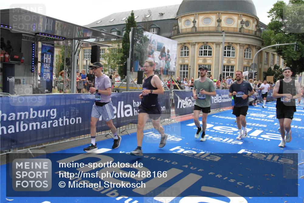 29.06.2025 - hella hamburg halbmarathon Michael Strokosch http://msf.ph/oto/8488166 29.06.2025 10:44:10 Ziel 1391, 1558, 2816, 3021, 4999, 5231, 6705, 9081, 9633, 10193, 10930, 11346, 13123, 16506, 16648, 16697, 17748, 17977, 18004 meine-sportfotos.de
