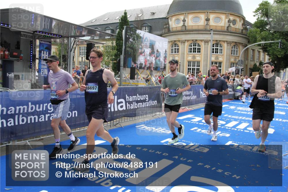 29.06.2025 - hella hamburg halbmarathon Michael Strokosch http://msf.ph/oto/8488191 29.06.2025 10:44:11 Ziel 1391, 2816, 3021, 4999, 5231, 9633, 10193, 10930, 11346, 13123, 14686, 15280, 16506, 16648, 16697, 17748, 17977, 18004 meine-sportfotos.de