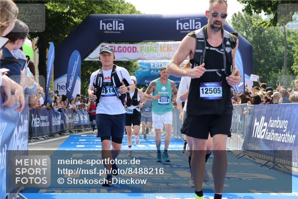 29.06.2025 - hella hamburg halbmarathon Strokosch-Dieckow http://msf.ph/oto/8488216 29.06.2025 11:29:55 Ziel 2514, 3421, 4314, 4361, 4378, 5798, 6956, 7162, 10653, 10710, 12505, 14392, 14439, 15847, 16246, 17560, 18109, 18369, 18706 meine-sportfotos.de