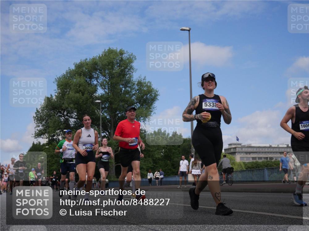 29.06.2025 - hella hamburg halbmarathon Luisa Fischer http://msf.ph/oto/8488227 29.06.2025 11:26:14 Kennedybrücke 6400, 17728, 9023, 12202, 533, 1604, 3499, 5338, 6119, 6400, 6957, 7233, 8348, 9001, 9023 meine-sportfotos.de