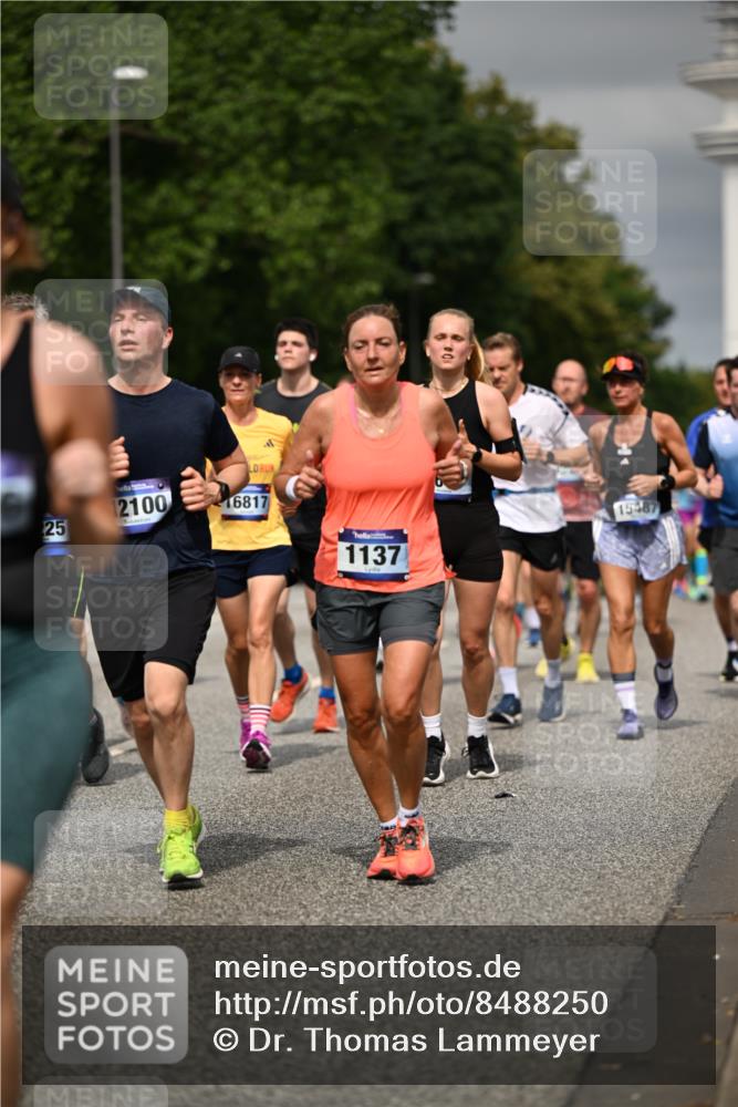 29.06.2025 - hella hamburg halbmarathon Dr. Thomas Lammeyer http://msf.ph/oto/8488250 29.06.2025 10:21:24 Kennedybrücke 1083, 1137, 1403, 1795, 2225, 2860, 2908, 3210, 3464, 3466, 3802, 3803, 4852, 5390, 5929, 5930, 5995, 6126, 6128, 6328, 6352, 6520, 6522, 6786, 7114, 7115, 7291, 7945, 8210, 8253, 8309, 8433, 8558, 8895, 8983, 9259, 9400, 9647, 9848, 10377, 10460, 10592, 10620, 10735 meine-sportfotos.de