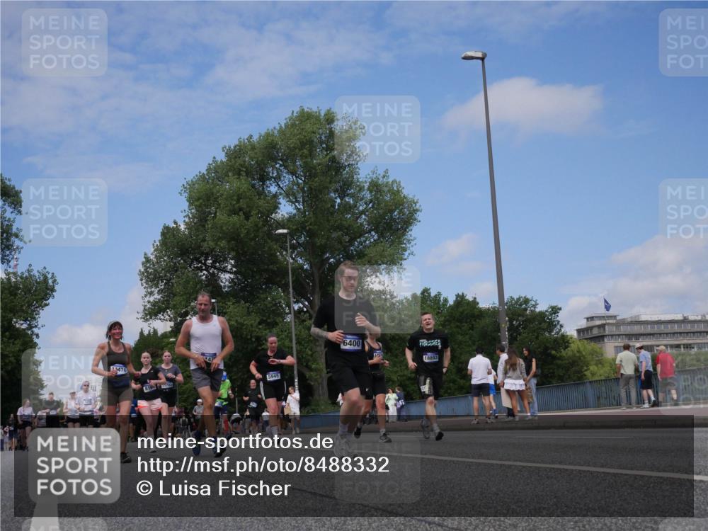29.06.2025 - hella hamburg halbmarathon Luisa Fischer http://msf.ph/oto/8488332 29.06.2025 11:26:19 Kennedybrücke 1476, 816, 1703, 47, 5945, 6400, 1, 57, 18893, 3499, 4963, 5338, 5945, 6400, 6957, 8164, 9001, 9023 meine-sportfotos.de