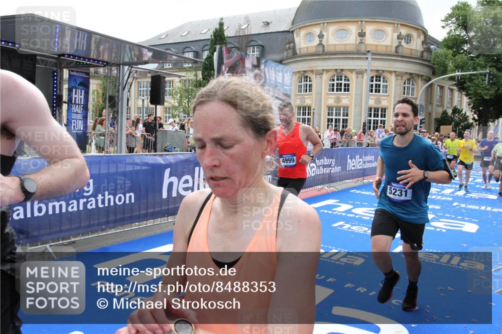 29.06.2025 - hella hamburg halbmarathon Michael Strokosch http://msf.ph/oto/8488353 29.06.2025 10:44:16 Ziel 1413, 1415, 4999, 5231, 5275, 5884, 7005, 8722, 9444, 9633, 10193, 10930, 12159, 14686, 14687, 15225, 15280, 16301, 16316, 16648, 16893, 17748, 18691 meine-sportfotos.de