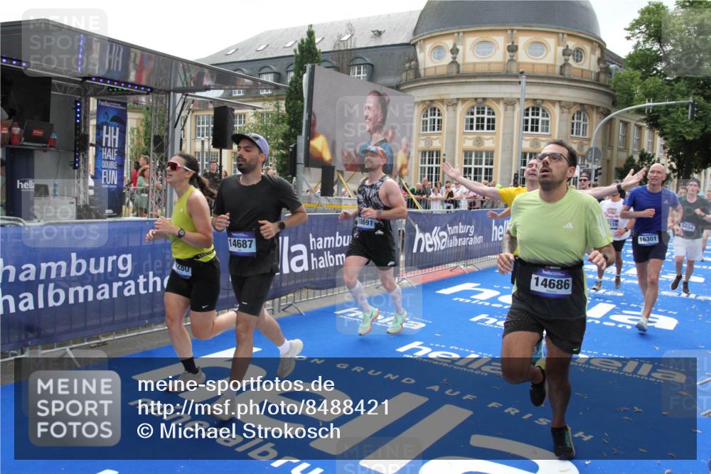 29.06.2025 - hella hamburg halbmarathon Michael Strokosch http://msf.ph/oto/8488421 29.06.2025 10:44:18 Ziel 1220, 1413, 1415, 4999, 5231, 5275, 5884, 7005, 8722, 9444, 12159, 12528, 14686, 14687, 15225, 15280, 16301, 16316, 16547, 16893, 17748, 18691 meine-sportfotos.de