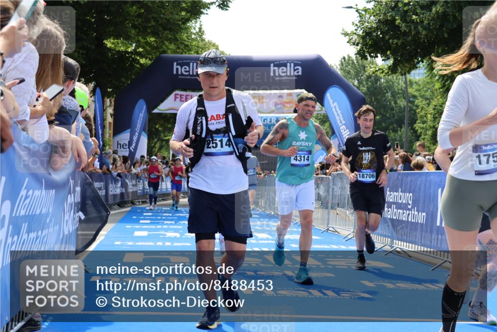 29.06.2025 - hella hamburg halbmarathon Strokosch-Dieckow http://msf.ph/oto/8488453 29.06.2025 11:29:57 Ziel 2514, 4314, 4361, 4378, 5798, 6956, 8687, 8688, 10653, 10710, 12505, 13045, 14392, 14433, 14439, 15847, 16246, 17560, 18109, 18369, 18706 meine-sportfotos.de