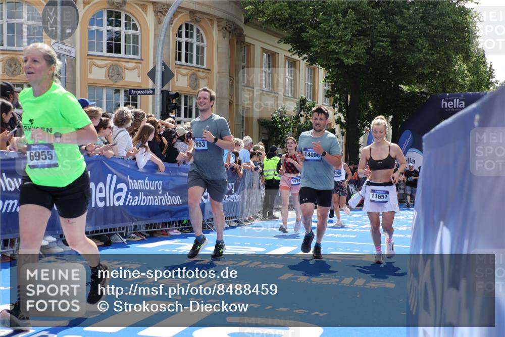 29.06.2025 - hella hamburg halbmarathon Strokosch-Dieckow http://msf.ph/oto/8488459 29.06.2025 11:41:10 Ziel 3165, 4311, 4964, 6955, 7653, 10727, 10818, 11651, 13377, 14018, 14098, 15190, 15494, 15568, 15707, 17370, 17423, 17807, 19245 meine-sportfotos.de