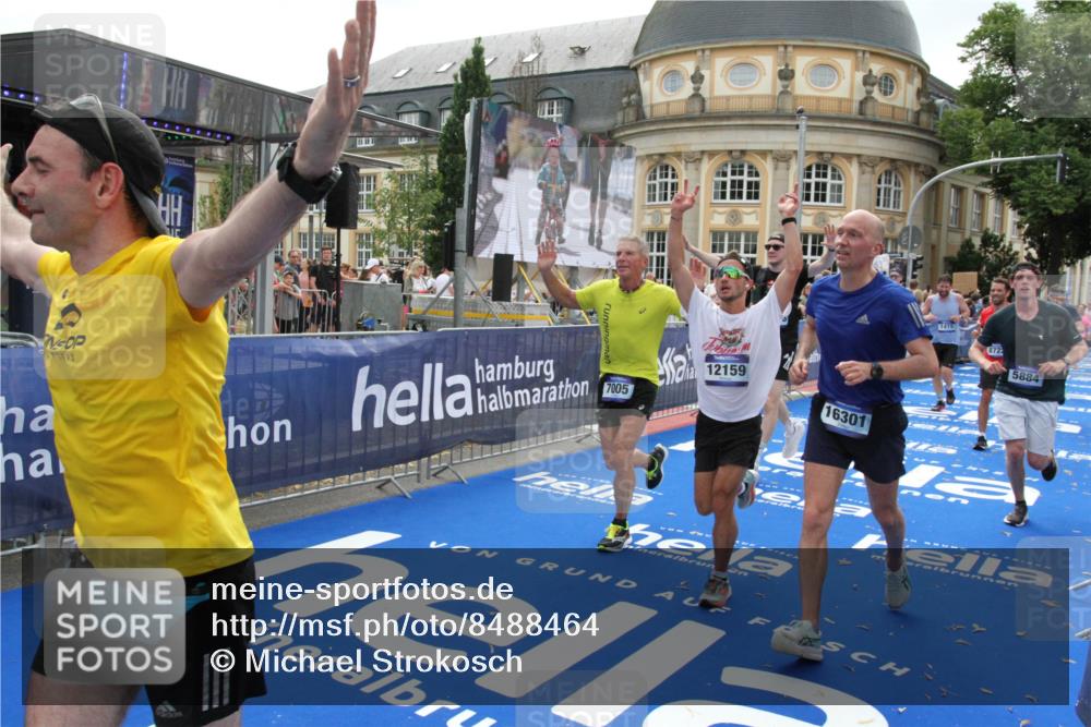 29.06.2025 - hella hamburg halbmarathon Michael Strokosch http://msf.ph/oto/8488464 29.06.2025 10:44:19 Ziel 1220, 1413, 1415, 4999, 5275, 5884, 7005, 8722, 9444, 12159, 12528, 14686, 14687, 15225, 15280, 16301, 16316, 16547, 16893, 18691 meine-sportfotos.de