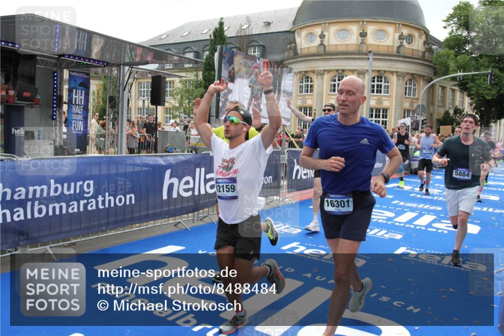 29.06.2025 - hella hamburg halbmarathon Michael Strokosch http://msf.ph/oto/8488484 29.06.2025 10:44:20 Ziel 1220, 1413, 1415, 5275, 5884, 7005, 8722, 9444, 12159, 12528, 14686, 14687, 15225, 15280, 16301, 16316, 16547, 16893, 18691 meine-sportfotos.de
