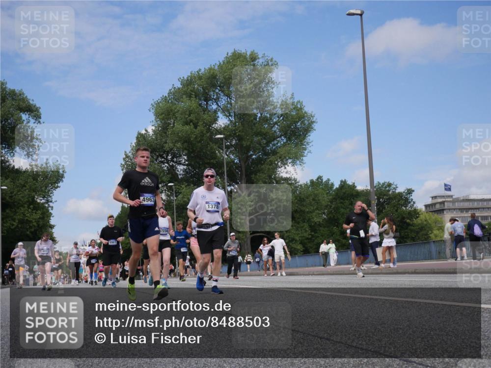 29.06.2025 - hella hamburg halbmarathon Luisa Fischer http://msf.ph/oto/8488503 29.06.2025 11:26:27 Kennedybrücke 6967, 4963, 556, 1378, 4764, 1378, 1556, 3483, 4853, 4862, 4963, 5332, 5758, 5945, 6967, 8164 meine-sportfotos.de
