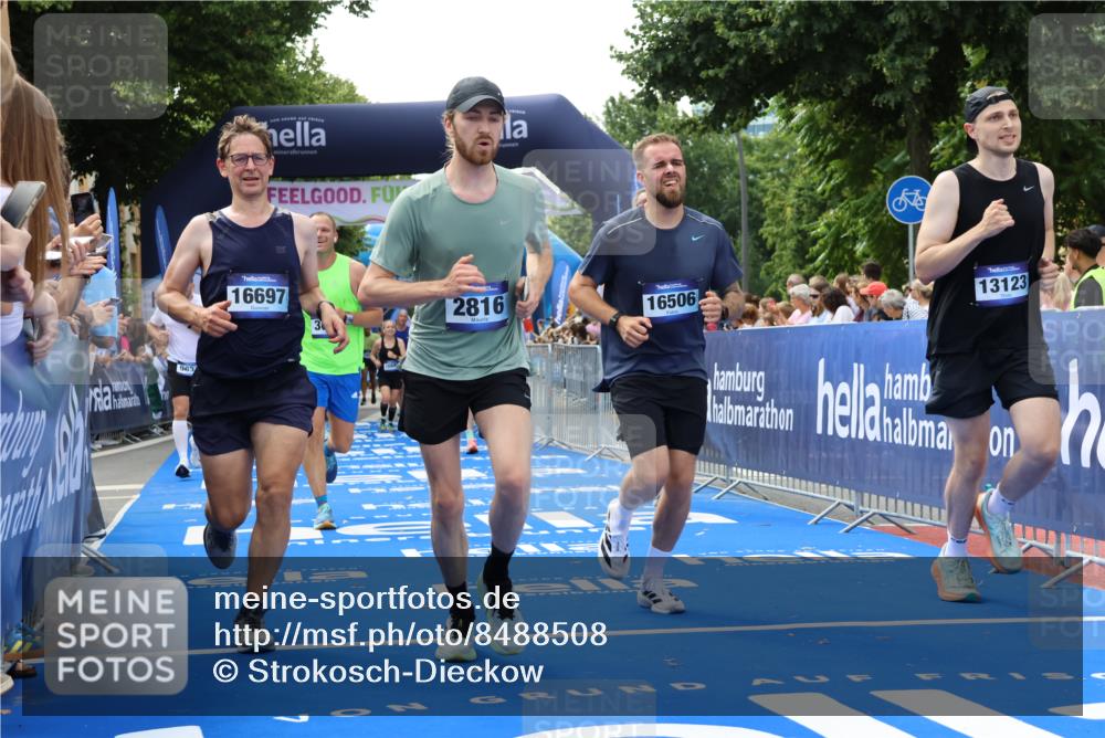 29.06.2025 - hella hamburg halbmarathon Strokosch-Dieckow http://msf.ph/oto/8488508 29.06.2025 10:44:05 Ziel 1391, 1558, 2816, 3021, 4981, 4999, 5231, 6705, 9081, 9633, 10193, 10930, 11346, 12159, 13123, 14686, 14687, 15225, 15280, 15383, 16506, 16648, 16697, 17516, 17748, 17977, 18004, 18691 meine-sportfotos.de