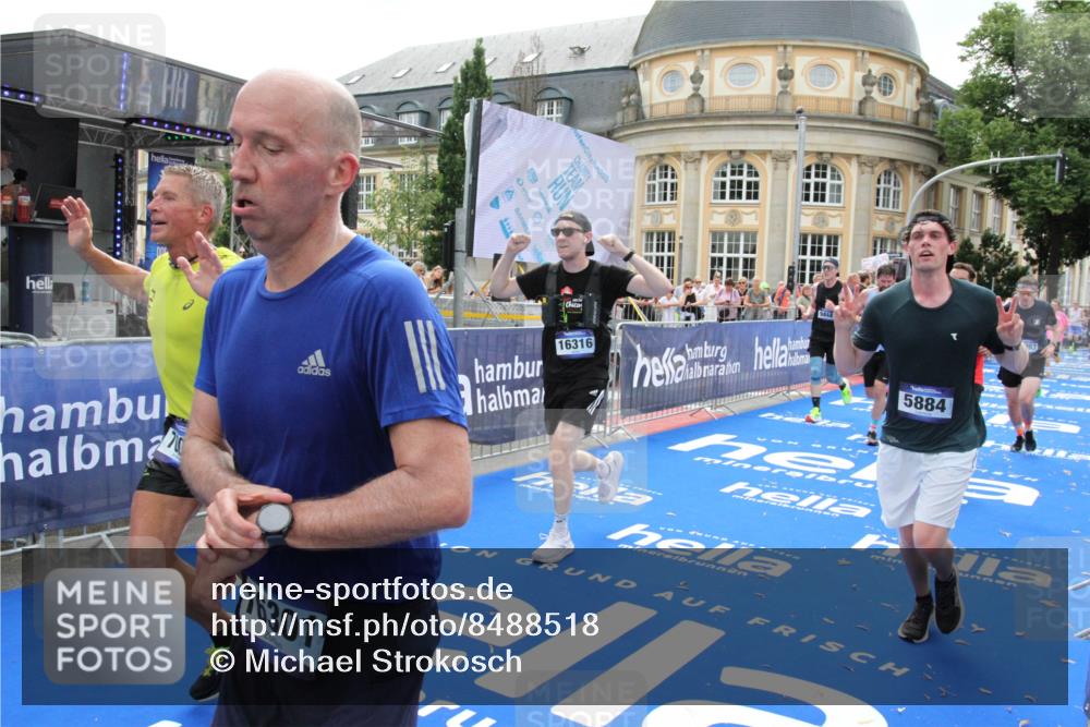 29.06.2025 - hella hamburg halbmarathon Michael Strokosch http://msf.ph/oto/8488518 29.06.2025 10:44:20 Ziel 1220, 1413, 1415, 5275, 5884, 7005, 8722, 9444, 12159, 12528, 14686, 14687, 15225, 15280, 16301, 16316, 16547, 16893, 18691 meine-sportfotos.de