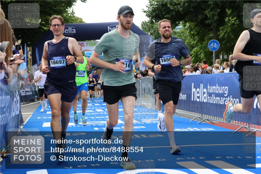 29.06.2025 - hella hamburg halbmarathon Strokosch-Dieckow http://msf.ph/oto/8488554 29.06.2025 10:44:05 Ziel 1391, 1558, 2816, 3021, 4981, 4999, 5231, 6705, 9081, 9633, 10193, 10930, 11346, 12159, 13123, 14686, 14687, 15225, 15280, 15383, 16506, 16648, 16697, 17516, 17748, 17977, 18004, 18691 meine-sportfotos.de