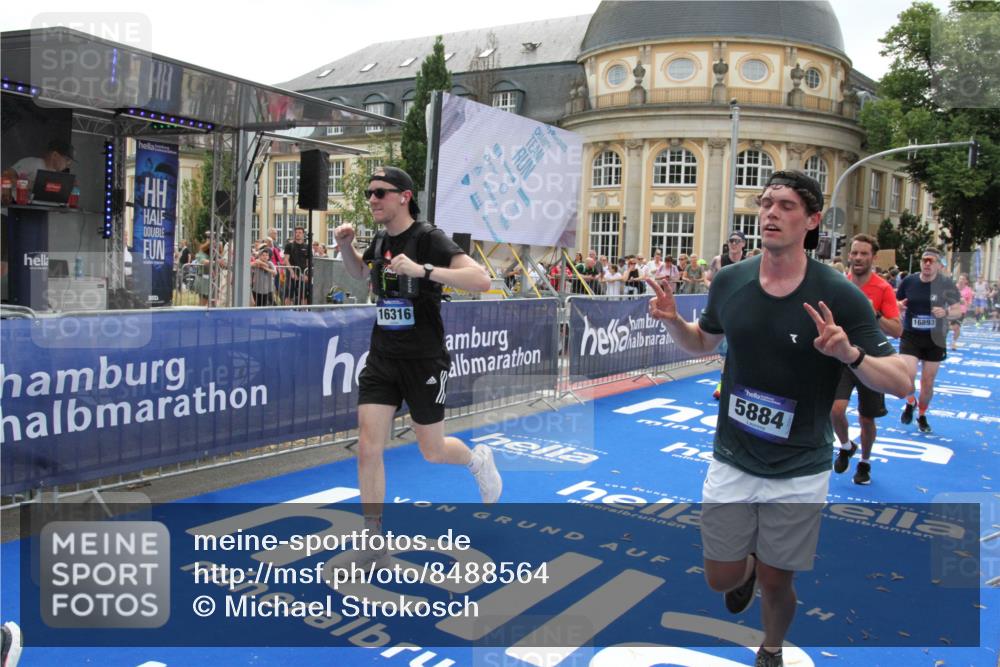 29.06.2025 - hella hamburg halbmarathon Michael Strokosch http://msf.ph/oto/8488564 29.06.2025 10:44:21 Ziel 1220, 1413, 1415, 1902, 5275, 5884, 7005, 7191, 8722, 9444, 12159, 12528, 14687, 15225, 16301, 16316, 16547, 16893, 18691 meine-sportfotos.de